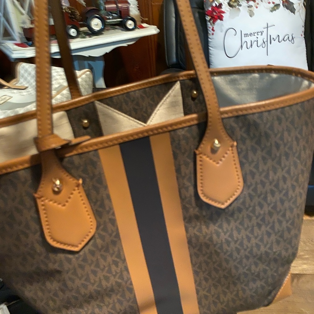 Michael Kors large bag in great condition. Comes with an envelope wallet. - Picture 6 of 11